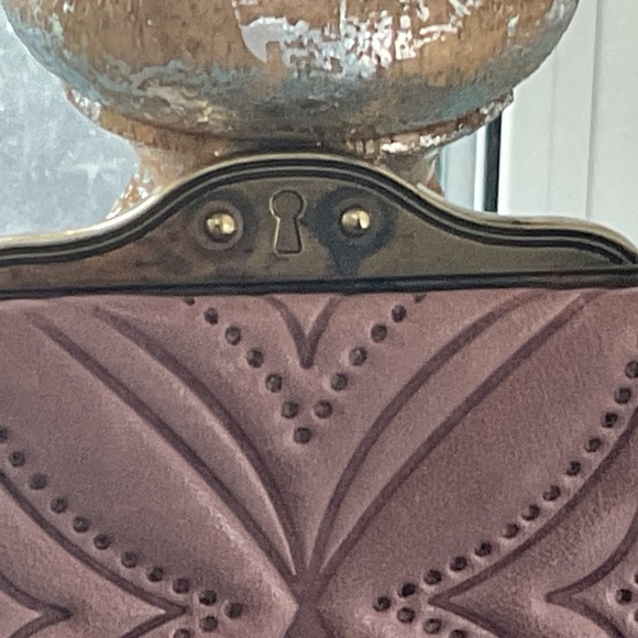 FOSSIL MUTED LAVENDER STAMPED LEATHER CLUTCH “EUC” - Picture 5 of 16
